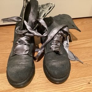 Gorgeous doc martens. Sparkle gray with gray ribbon laces.